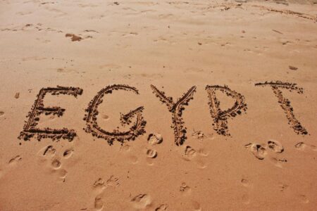 nápis Egypt v piesku