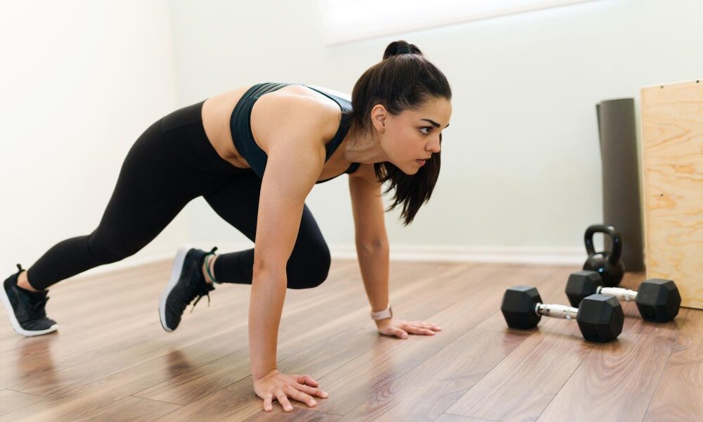 žena sa venuje HIIT tréningu