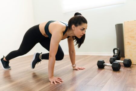 žena sa venuje HIIT tréningu